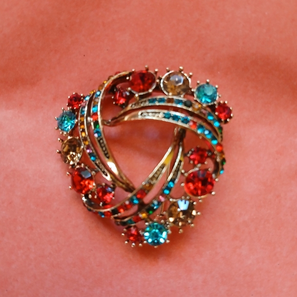 Plaza Collection Jewelry - Beautiful Trilliant Shape Brooch